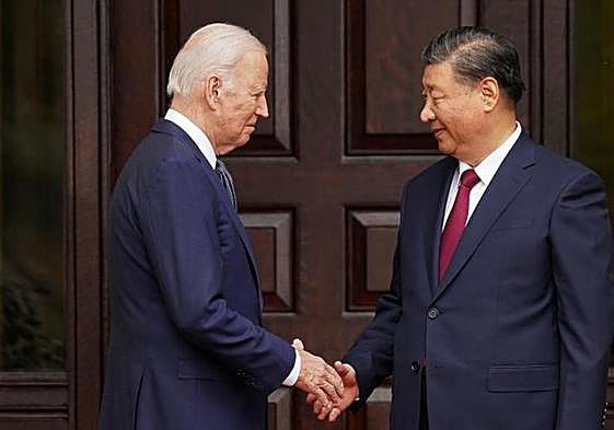 El presidente de EE UU, Joe Biden, estrecha la mano a su homólogo chino, Xi Jinping, durante su encuentro de este miércoles en California.