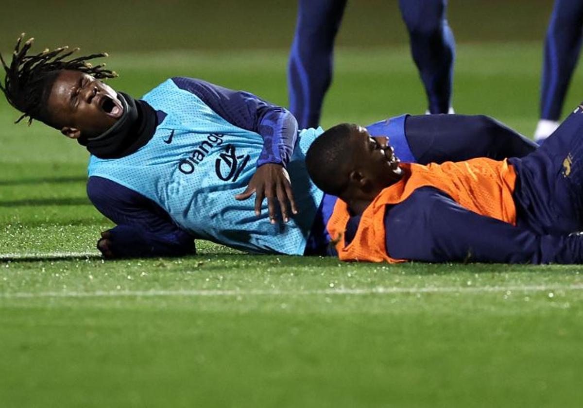 Camavinga se duele sobre el césped tras chocar con Dembélé.