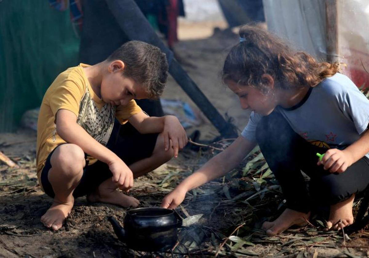 Niños palestinos, en un centro de refugiados en el sur de la Franja de Gaza.