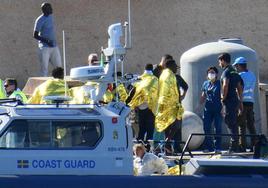Un grupo de migrantes desembarcan en Lampedusa tras ser rescatados por una lancha patrullera de la Guardia Costera.