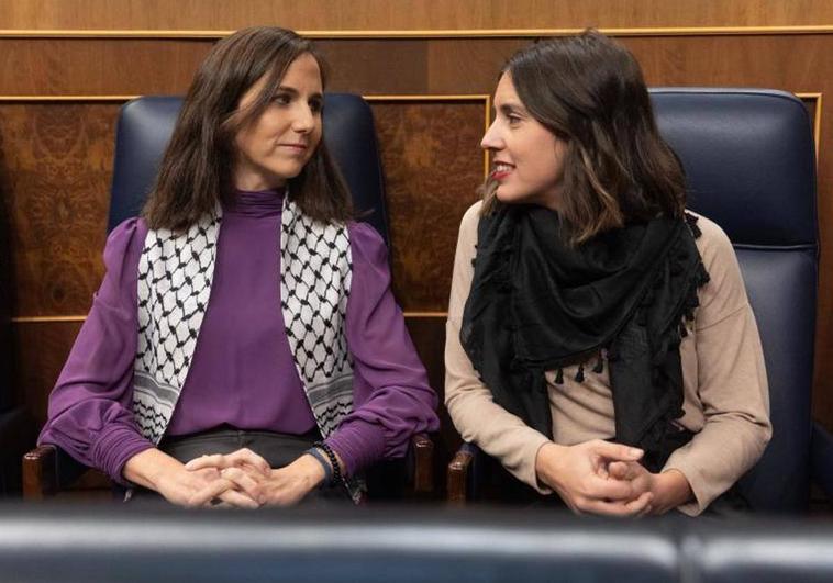 Las minsitras de Podemos Ione Blerra e Irene Montero en la sesión de investidura.