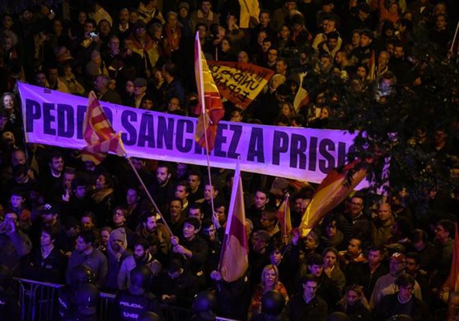 Primera manifestación frente a la sede de Ferraz.