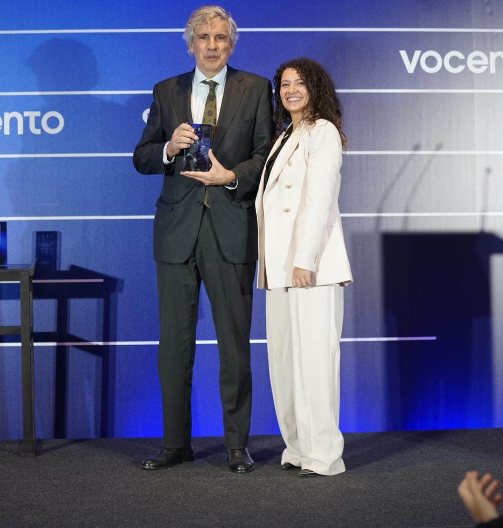 Iván Maura, Director de Expansión y Desarrollo de Negocio de Movilidad en Acciona, recoge el Premio Empresarial Vocento a la Empresa Revelación, de manos de Lorena Rodríguez Barreal, Directora General de Recursos Humanos y Organización de Vocento.