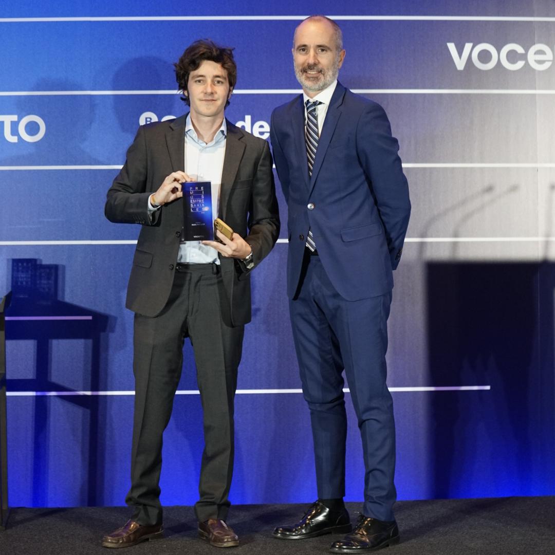 Javier Coll, Head of Product OPerations de Nude Project, recoge el Premio Empresarial Vocento a la Startup de manos de Íñigo Iribarnegaray, Director General de Nuevos Negocios de Vocento.