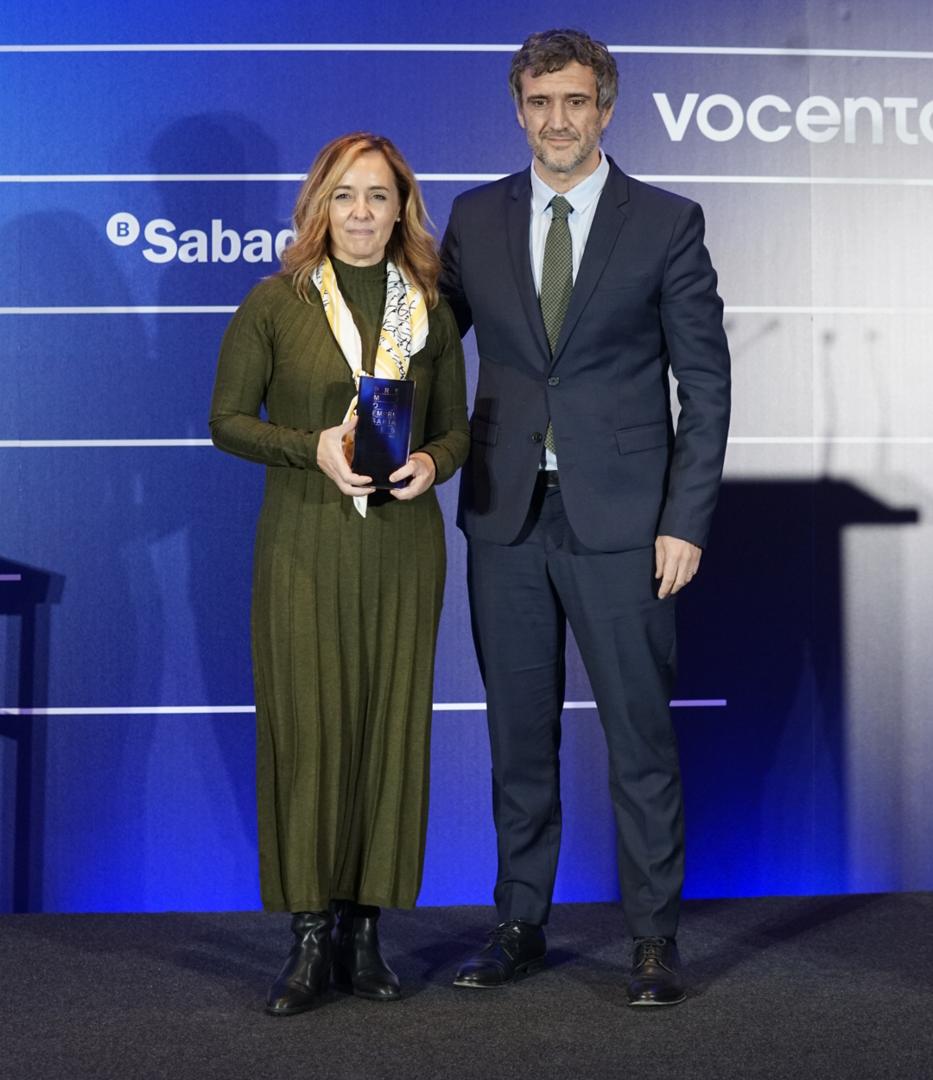 Marisa Álvarez, Directora Médica de Gilead, recibe el Premio Empresarial Vocento a la Innovación de manos de Fernando Belzunce, Director General Editorial de Vocento.