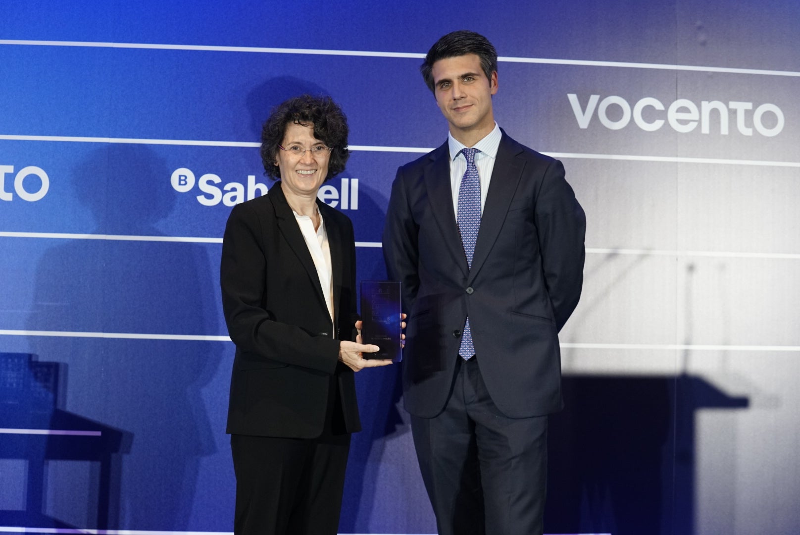 Ester Uriol, Directora de Comunicación de El Corte Inglés, recoge el Premio Empresarial Vocento a la Digitalización de manos de Óscar Lara, Director de Oficina de Grandes Empresas en Madrid de Banco Sabadell.