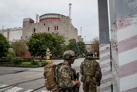 Dos soldados rusos vigilan la central nuclear de Zaporiyia.