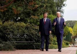 Biden camina con su homólogo chino Xi en la finca Filoli.