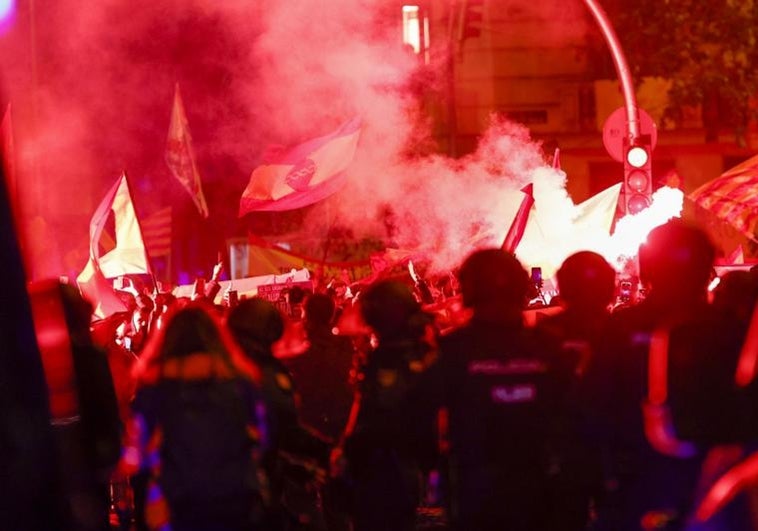 Imagen de la protesta en Ferraz la noche de este jueves