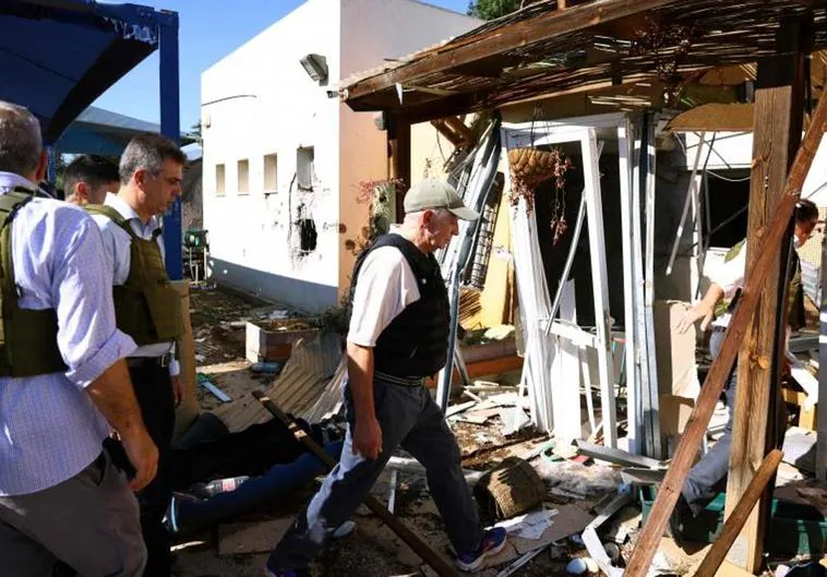 Borrell visita una de las viviendas del kibutz Beeri, donde más víctimas se registraron por el ataque de Hamás el pasado 7 de octubre.