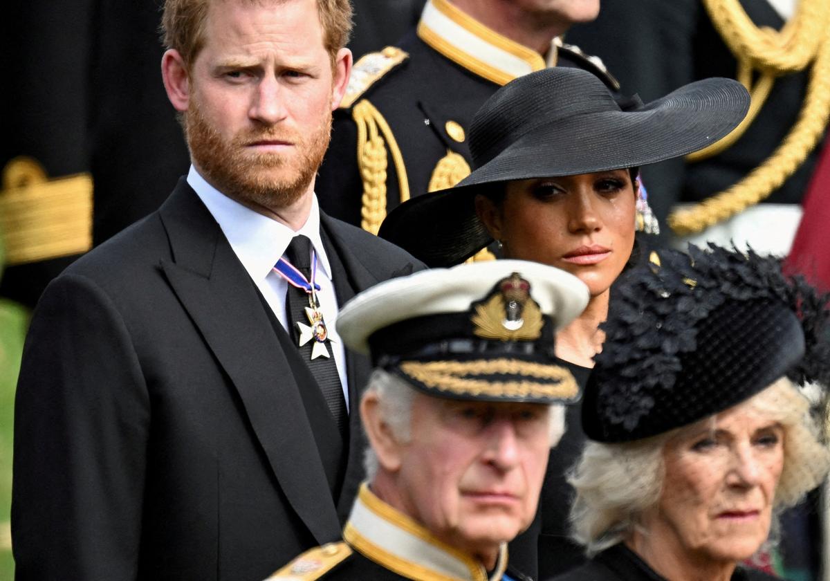 Los duques de Sussex junto a Carlos III y su esposa, Camilla, durante el funeral de Isabel II.