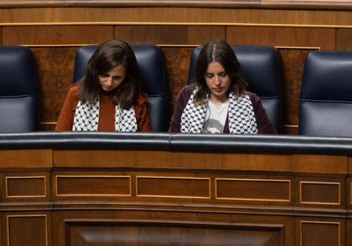 Ione Belarra e Irene Montero comparten asientos en la bancada azul del Gobierno en la segunda sesión del debate de investidura de Sánchez.