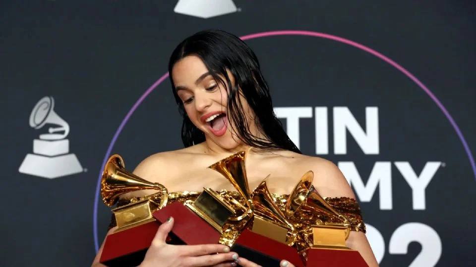 Rosalía, con sus cuatro Grammys el año pasado.