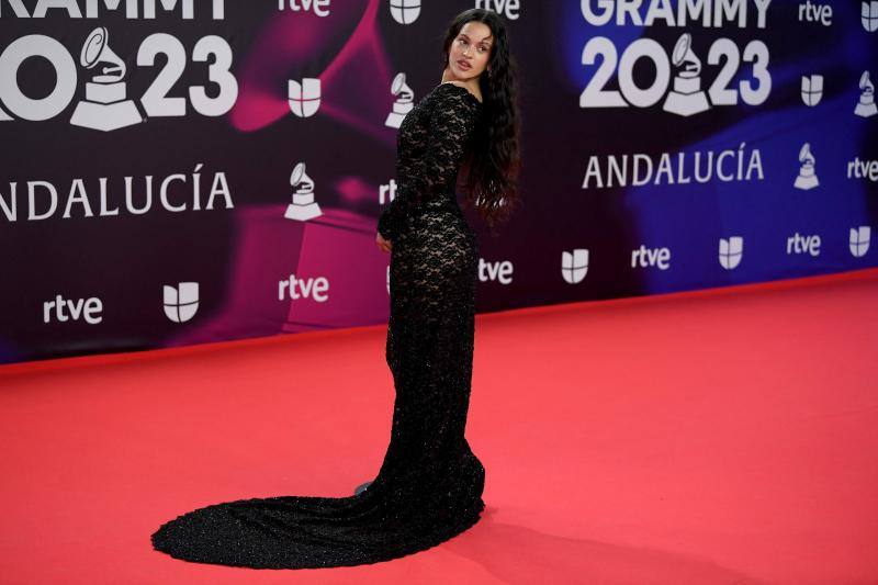 Rosalía, la protagonista de la pasada edición de los Grammy Latinos gracias a 'Motomami', ha sido una de las primeras en pisar la alfombra roja en el Palacio de Exposiciones y Congresos de Sevilla, donde ha protagonizado la primera actuación de la noche. La cantante catalana ha optado por un vestido de encaje negro y transparencias de Balenciaga y unos altísimos salones a juego. 