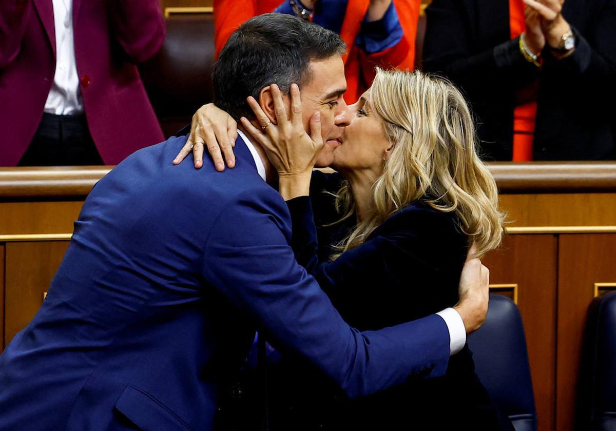 Pedro Sánchez y Yolanda Díaz se abrazan tras la investidura.