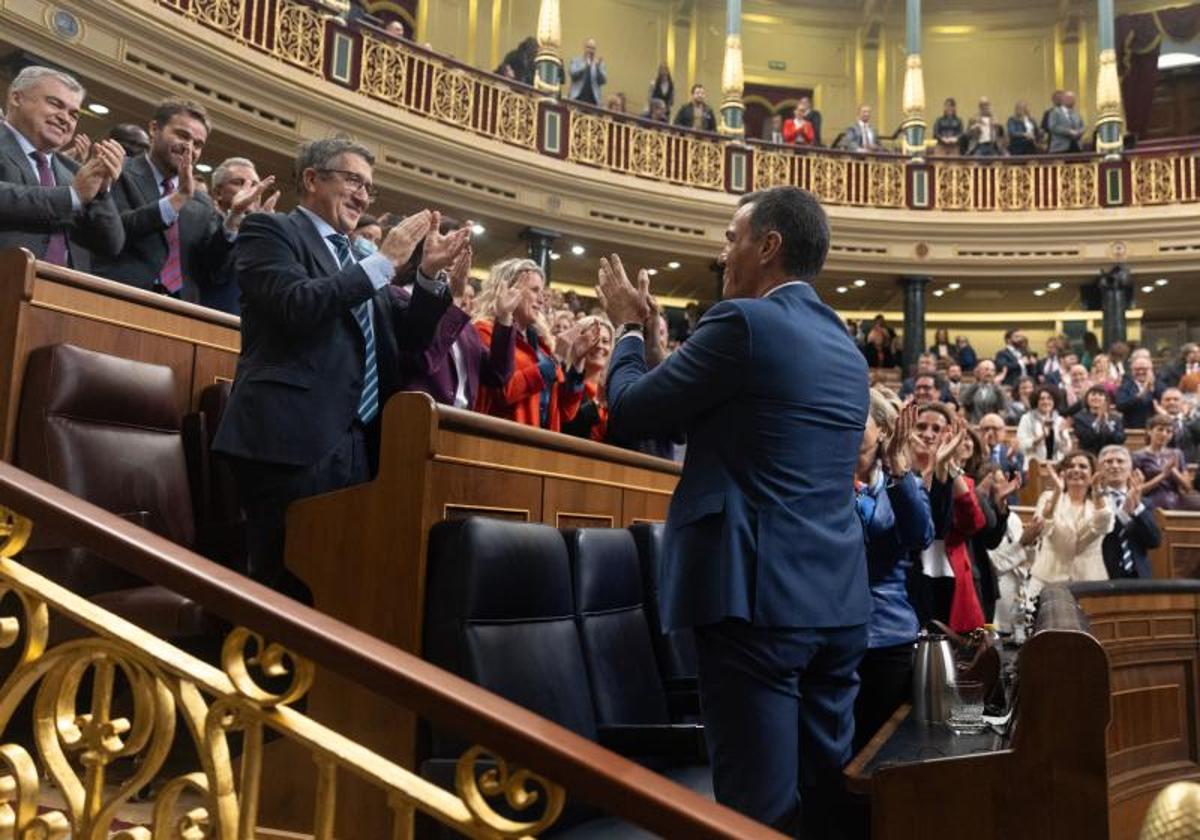 El recién nombrado presidente del Gobierno, Pedro Sánchez, es aplaudido tras finalizar la segunda sesión del debate de investidura.