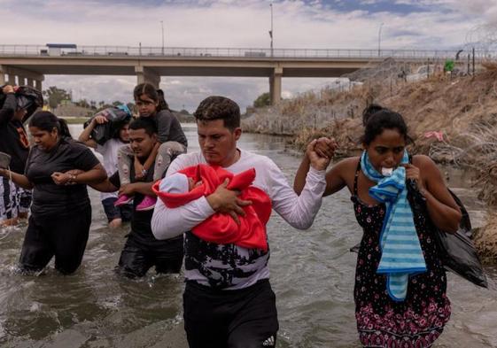 Migrantes, en la orilla del Río Grande, en Texas, tras cruzar a EE UU desde México.