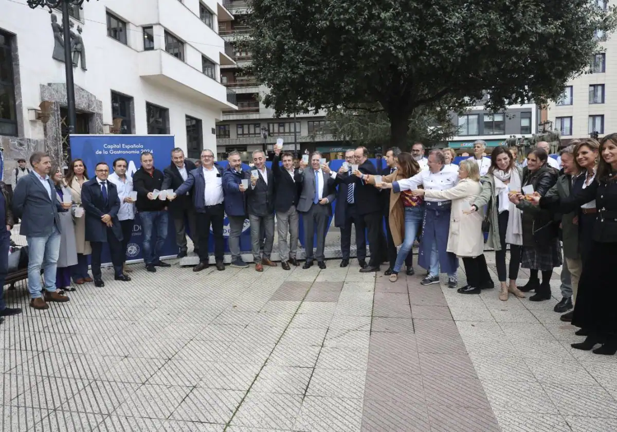 Las autoridades, ayer, durante el brindis que hicieron tras conocer que Oviedo será Capital Española de la Gastronomía en 2024.