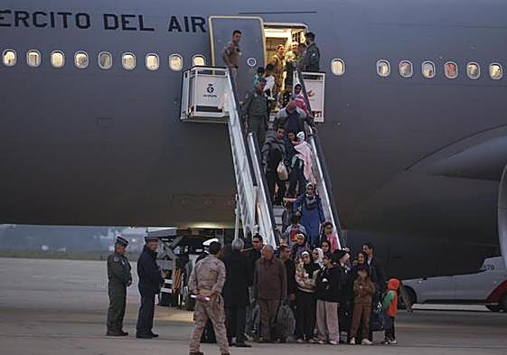 Los hispanopalestinos evacuados de gaza, a su llegada este jueves a Madrid.