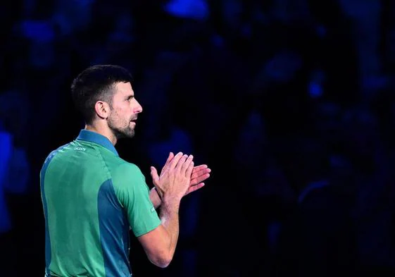 El tenista serbio Novak Djokovic aplaude al público tras su partido en estas Finales ATP.