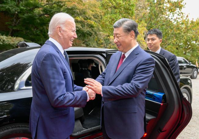 Joe Biden despide a Xi Jinping tras su reunión en San Francisco.