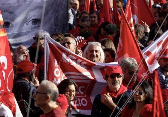 Participantes de la huelga exhiben banderas y pancartas sindicales durante una manifestación este viernes en Roma.