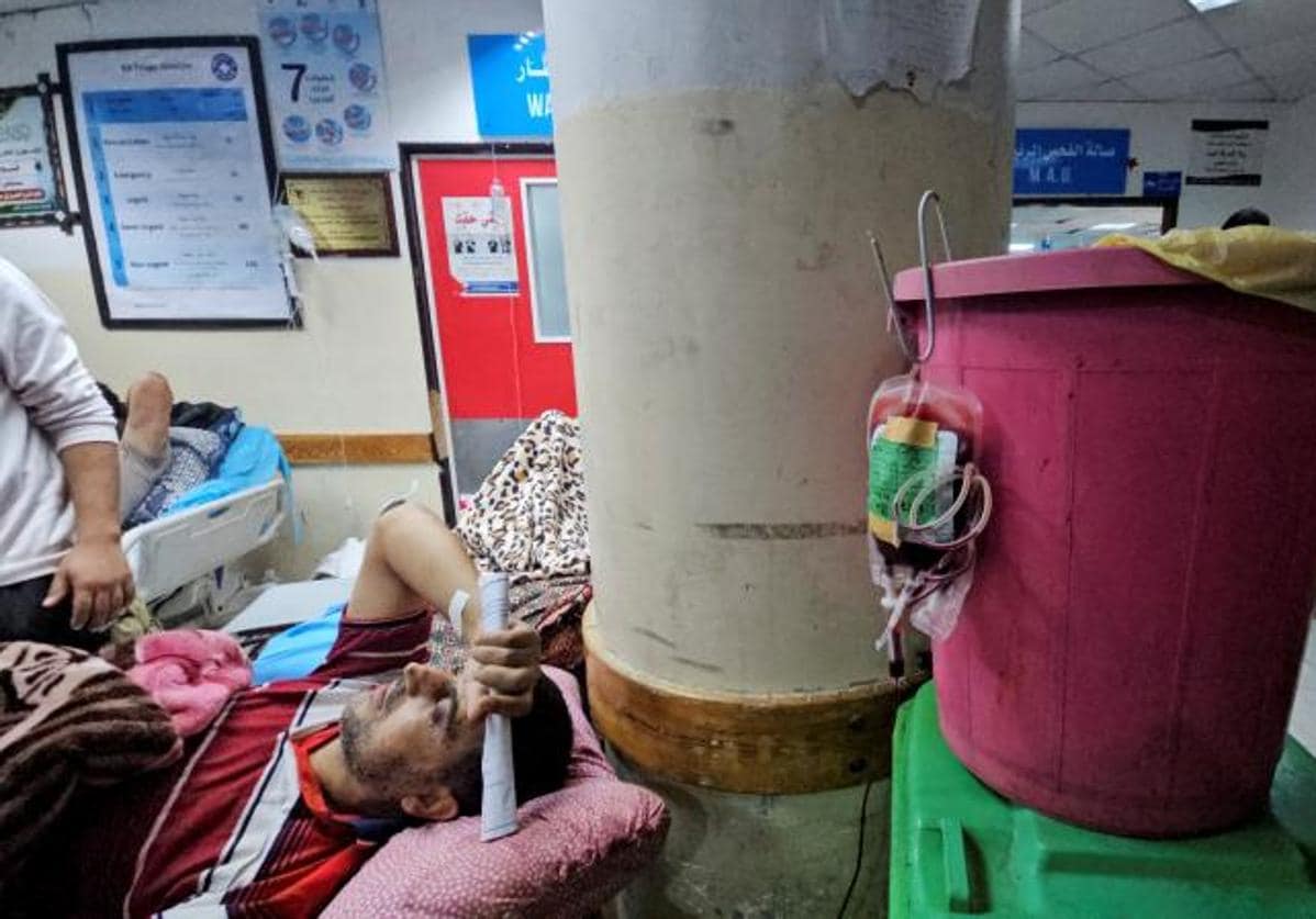 Palestinos heridos en ataques israelíes reciben asistencia en el hospital indonesio después de que el de Al-Shifa quedara fuera de servicio.