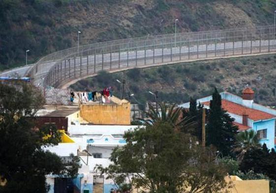 Valla entre Ceuta y Marruecos.