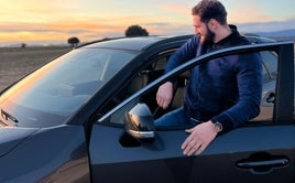 Niko Shera junto a su RAV4 Electric Hybrid