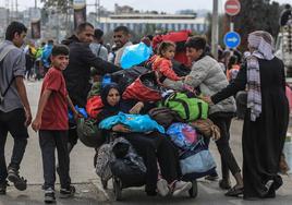 Un grupo de palestinos abandonan Gaza en dirección al sur.