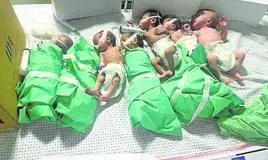 Bebés sacados de la incubadora por la falta de electricidad en el hospital de Al-Shifa.