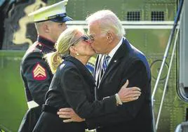 Reencuentro. Joe Biden y su esposa, Jill, se besan tras un viaje del presidente del EE UU.
