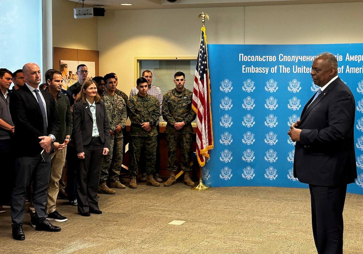 El secretario de Defensa de Estados Unidos, Lloyd Austin, habla con los empleados de la Embajada de Estados Unidos en Kiev