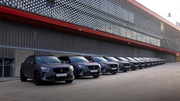 El equipo femenino del FC Barcelona recibe sus Cupra