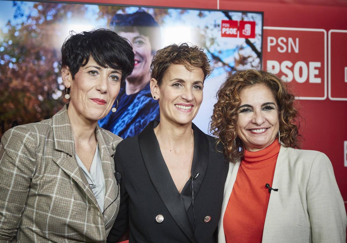 Elma Saiz, a la izquierda, junto a María Chivite y María Jesús Montero.
