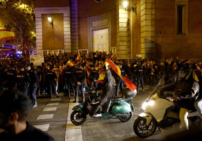 Varios coches y motos participaron este lunes por la noche en Madrid en una nueva protesta contra los acuerdos del PSOE con los independentistas catalanes.