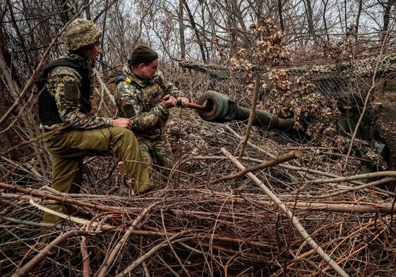 Soldados ucranianos preparan un cañon de un Leopard 2