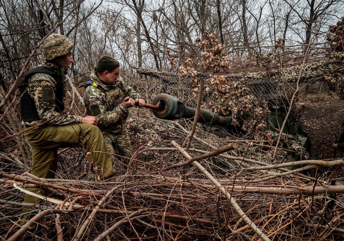 Soldados ucranianos preparan un cañon de un Leopard 2