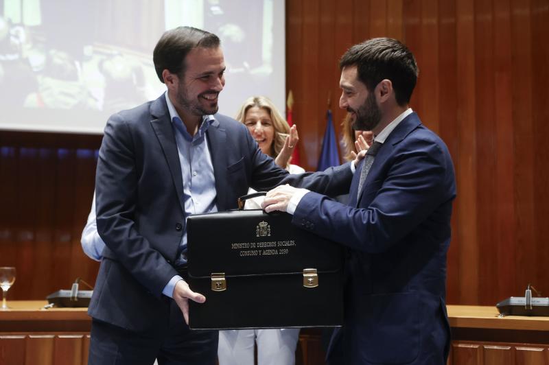 Bustinduy recibe de manos de Alberto Garzón el Ministerio de Consumo y de manos de Ione Belarra recibe el Ministerio de Derechos Sociales y Agenda 2030. En su primera intervención como miembro del Gobierno y dos días antes de que el presidente viaje a Israel y Palestina, exige «el fin de los ataques de Israel a la franja de Gaza».