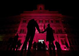 Vista de la fachada del Palacio Montecitorio, sede del Congreso de los Diputados, iluminado en rojo con motivo del Día Internacional de la Eliminación de la Violencia contra la Mujer.