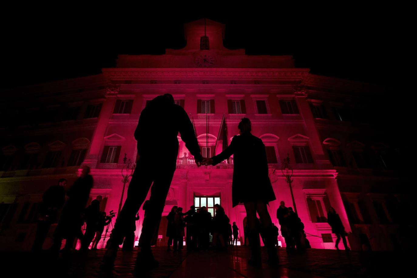 Vista de la fachada del Palacio Montecitorio, sede del Congreso de los Diputados, iluminado en rojo con motivo del Día Internacional de la Eliminación de la Violencia contra la Mujer.