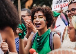 Una grupo de jóvenes protesta contra las agresiones machistas.