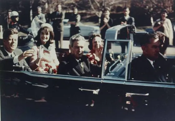Una fotografía de la exposición de la Comisión Warren muestra la caravana abierta que cargó al presidente y a la señora Kennedy por el centro de Dallas