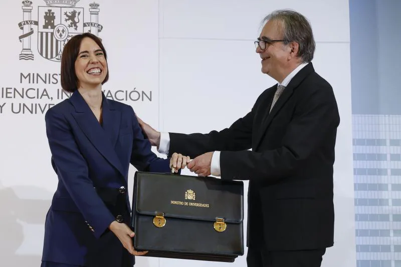 La nueva ministra de Ciencia, Innovación y Universidades, Diana Morant recibe la cartera de Universidades de manos de su antecesor en el cargo, Joan Subirats.
