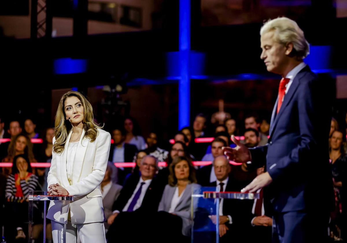 Dilan Yesilgoz, del Partido Popular Holandés por la Libertad y la Democracia, y Geert Wilders, del populista Partido por la Libertad, asisten al debate final