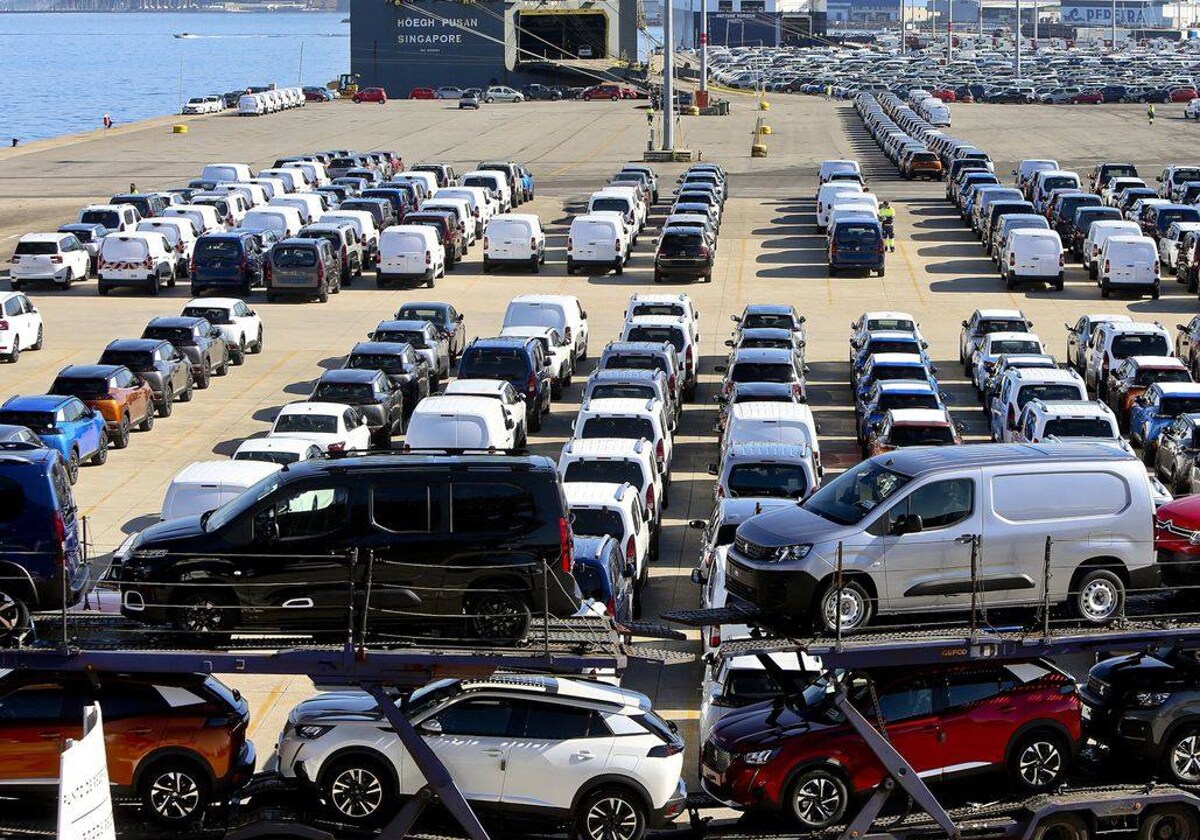 Transporte de vehículos de Stellantis en el puerto de Vigo