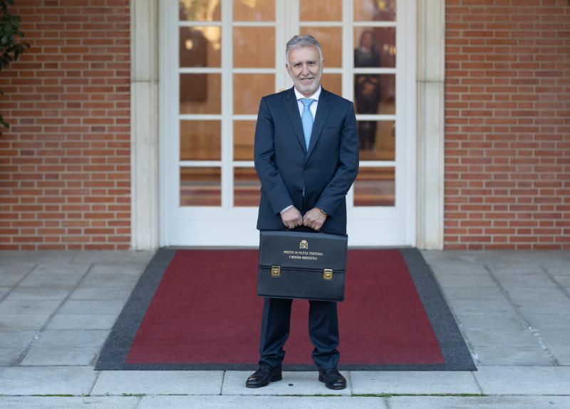 El ministro de Política Territorial y Memoria Democrática, Ángel Víctor Torres, posa con su cartera a su llegada a la primera reunión de Consejo de Ministros de la XV legislatura.