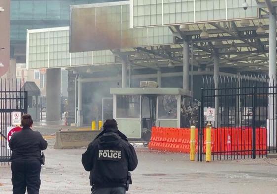 Agentes de policía observan los daños provocados por la explosión en el Puente Arcoiris, en las Cataratas del Niágara.