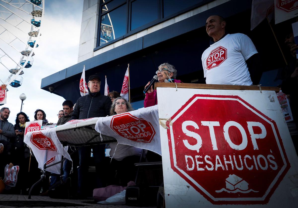 La plataforma Stop Desahucios concentrada frente a la sede del Gobierno Vasco en San Sebastián.