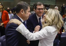 Yolanda Díaz (c) saluda al presidente del CEOE, Antonio Garamendi (d), y al presidente de la Cepyme, Gerardo Cuerva (i).